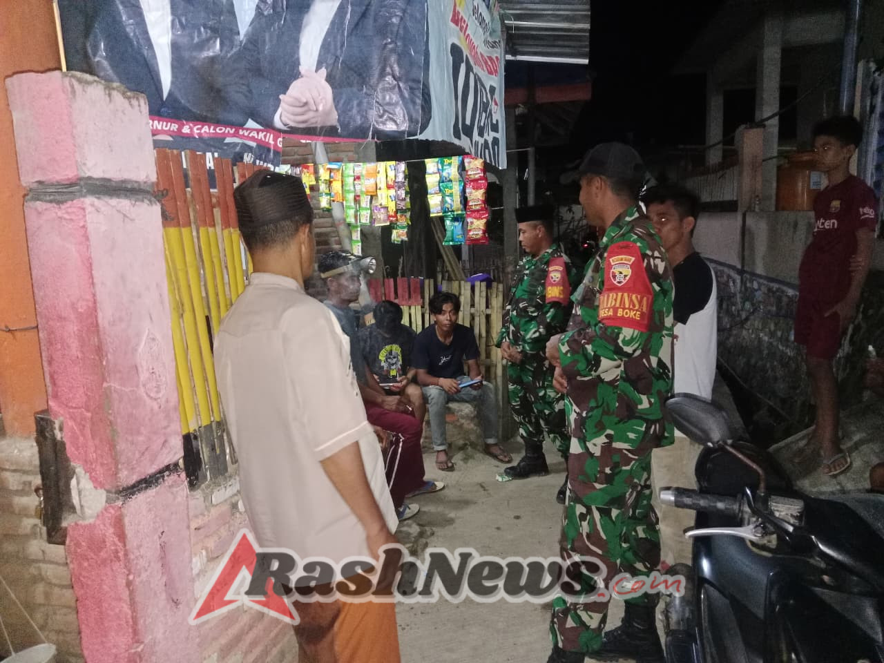 Patroli Siskamling Babinsa Sape, Wujud Kepedulian TNI Jaga Keamanan Desa