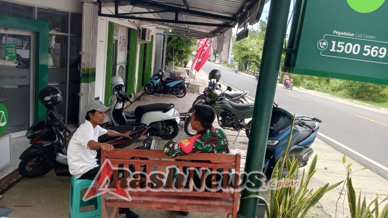 Babinsa Desa Bilok Petung Laksanakan Komsos, Ajak Warga Jaga Kebersihan Lingkungan