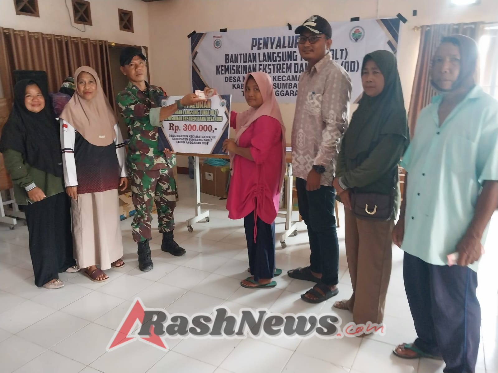 Pendampingan Babinsa Warnai Penyaluran BLT Dana Desa di Kecamatan Maluk