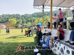 Babinsa Meraran Turut Amankan Jalannya Pertandingan Sepak Bola U-13 SeNTB