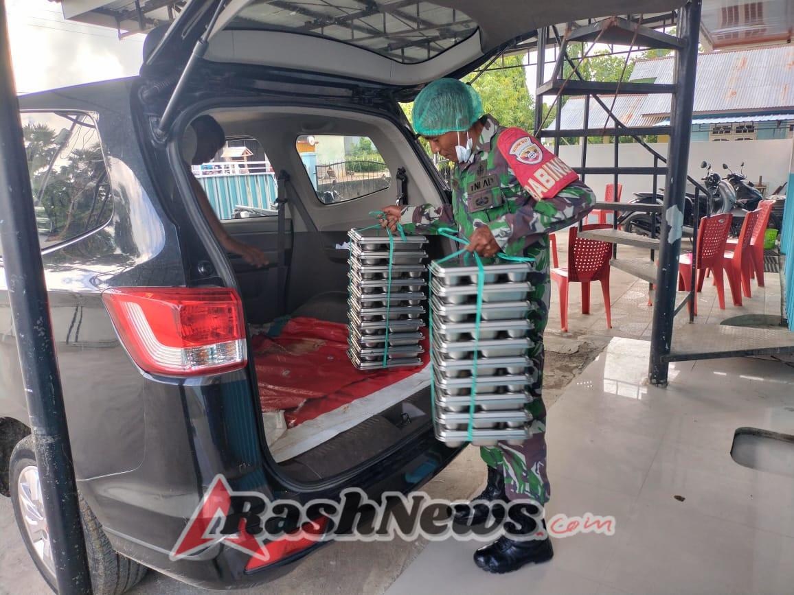 Dukung Gizi Anak Sekolah, Babinsa Koramil 1627-02/PB Kawal Distribusi Makan Sehat