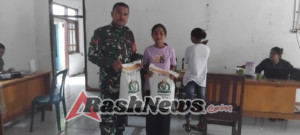 Babinsa Turun Langsung Pantau Distribusi Beras dan Minyak Goreng untuk Warga Desa Lalukoen