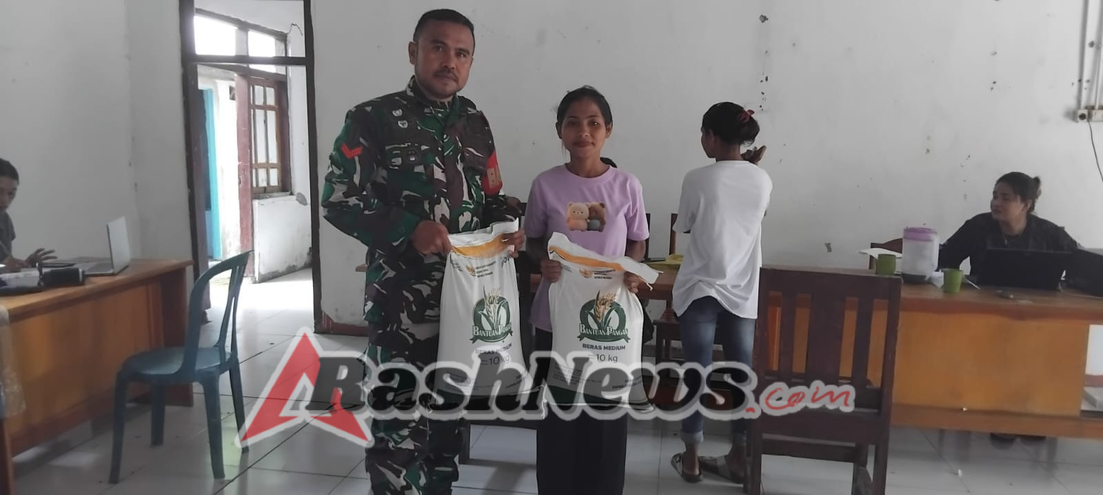 Babinsa Turun Langsung Pantau Distribusi Beras dan Minyak Goreng untuk Warga Desa Lalukoen