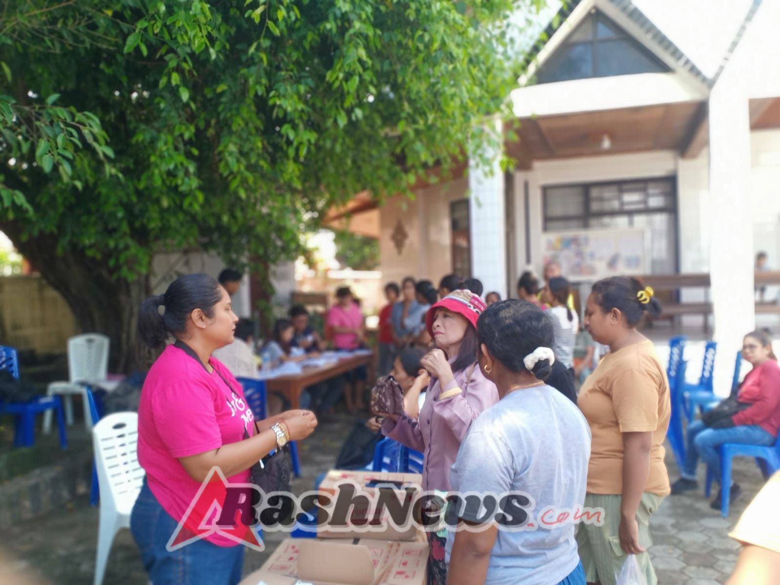 Sinergi Babinsa dan Bhabinkamtibmas Kawal Pasar Murah