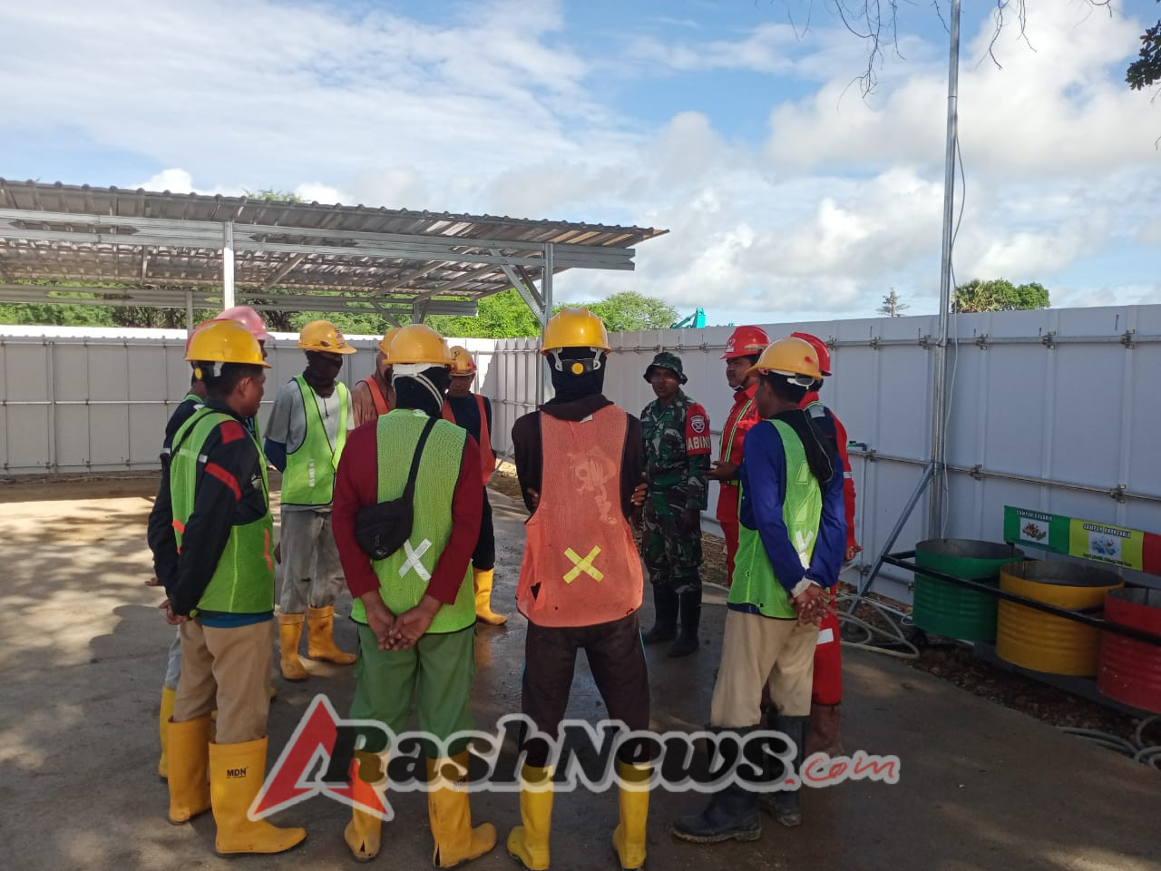 Babinsa Kodim 1627/Rote Ndao Amankan Aktivitas Pembangunan Sentra Industri Garam Nasional di Rote Timur