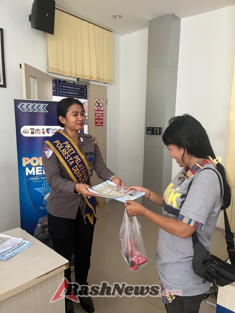 Satpas SIM Polresta Denpasar Berikan Sosialisasi Tertib Berlalu Lintas dan Pendampingan Pemohon SIM