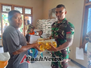 Pembagian Beras dan Minyak Goreng Berjalan Aman, Babinsa Turut Mendampingi