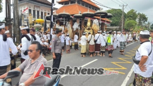 Bhabinkamtibmas Desa Tohpati Atensi Kegiatan Nangluk di Perbatasan Desa.