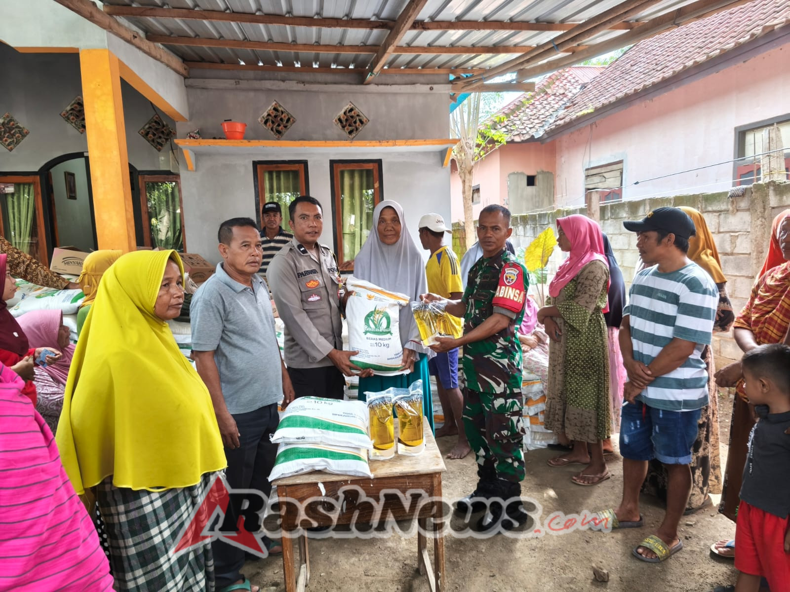 Sinergi Babinsa dan Aparat Desa Risa Amankan Penyaluran Bantuan Pangan Pemerintah