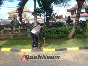 Kapolsek Mengwi Bersama Anggota Laksanakan Kegiatan Bersih-bersih di Seputaran Mako