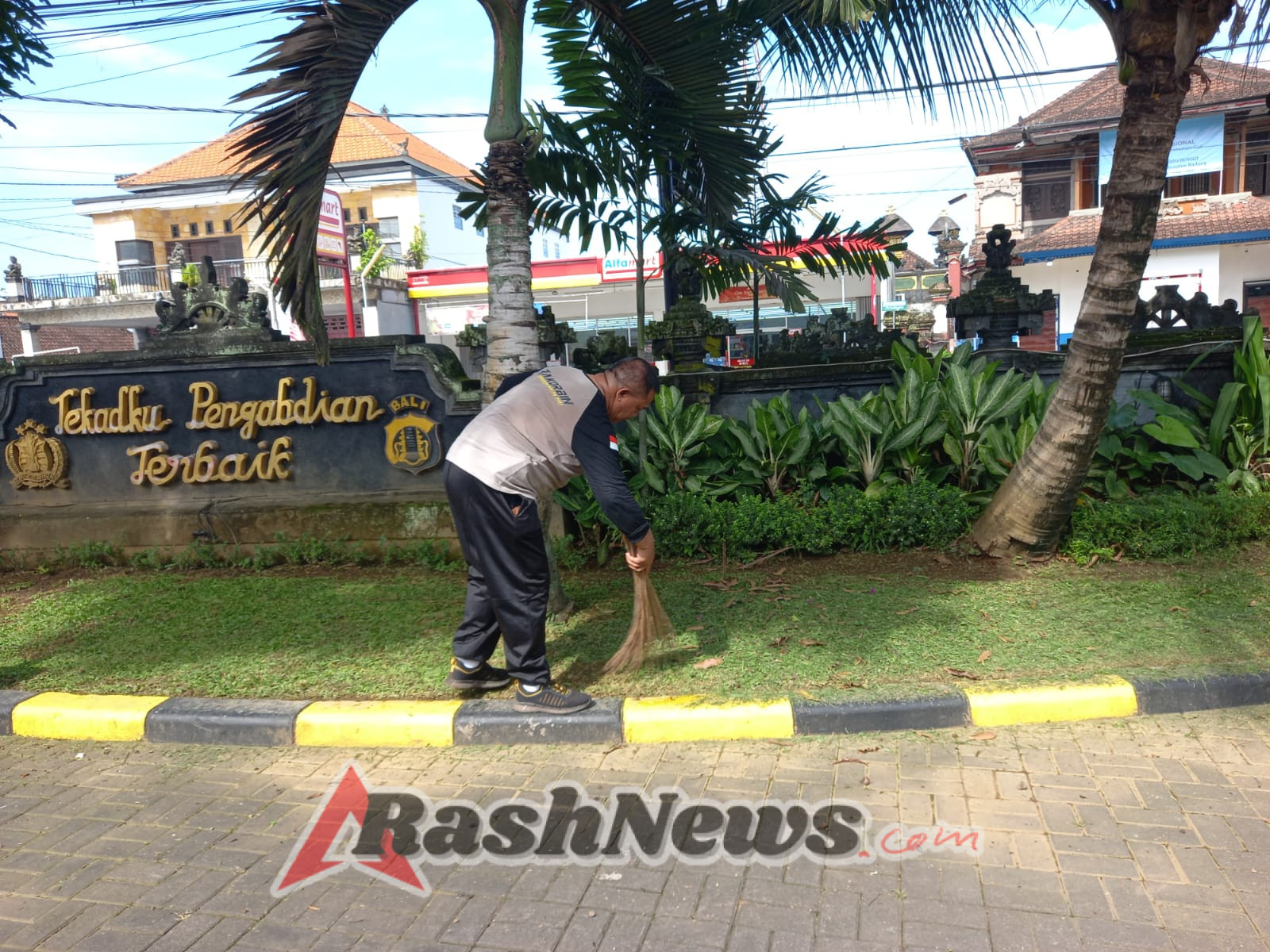 Kapolsek Mengwi Bersama Anggota Laksanakan Kegiatan Bersih-bersih di Seputaran Mako