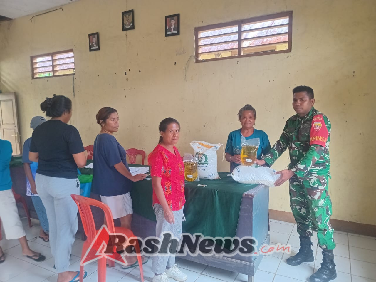 Dukung Ketahanan Pangan, Babinsa Koramil 1602-02/Ende Amankan Distribusi BCRP