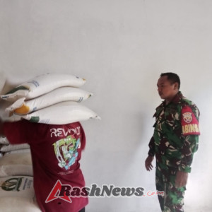 Dukung Ketahanan Pangan, Babinsa Koramil 1602-01/Ende Amankan Distribusi Bantuan Beras di Desa Rukuramba