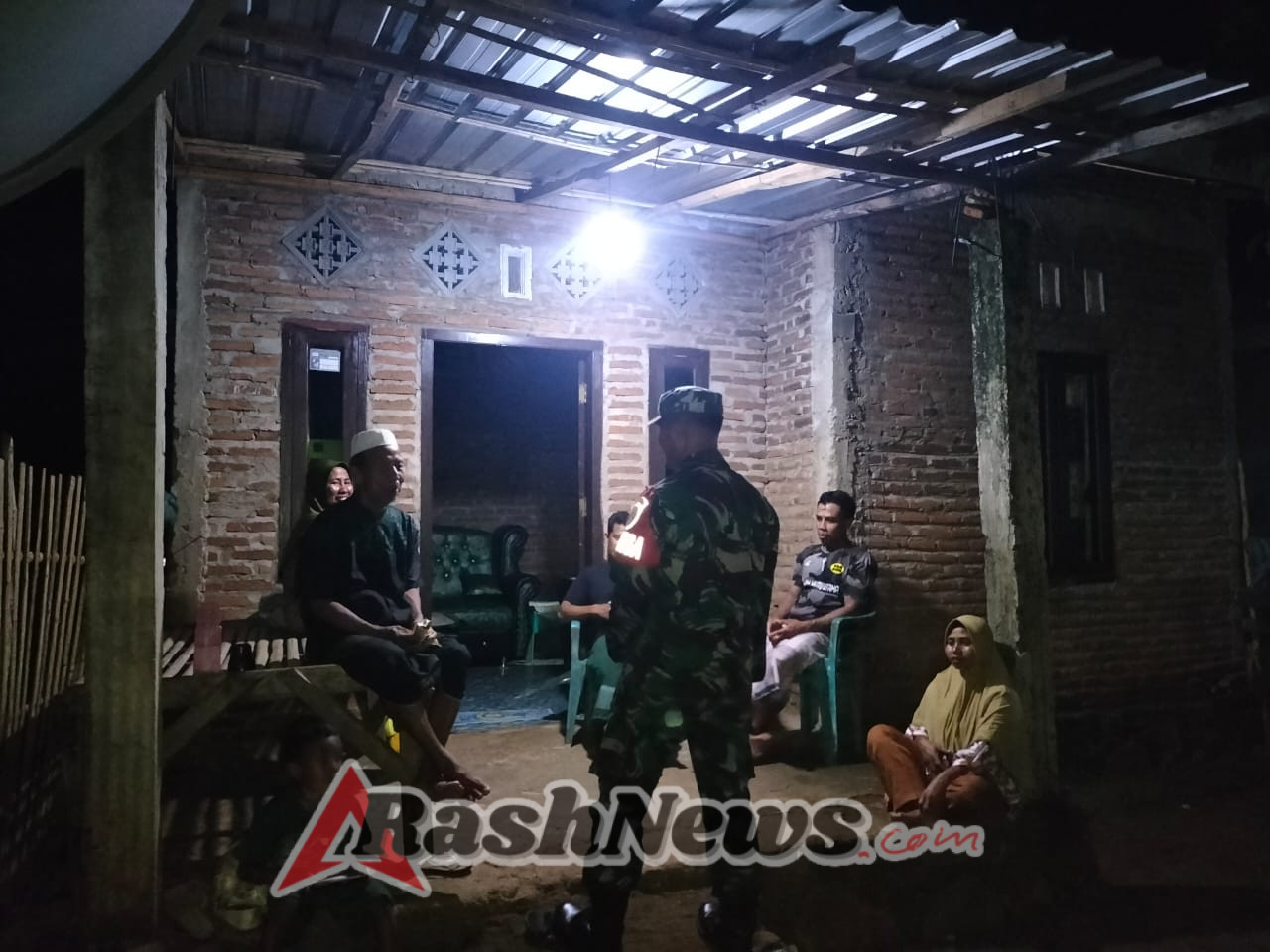 Babinsa Koramil Bolo Hadir di Tengah Warga Lewat Ronda Malam