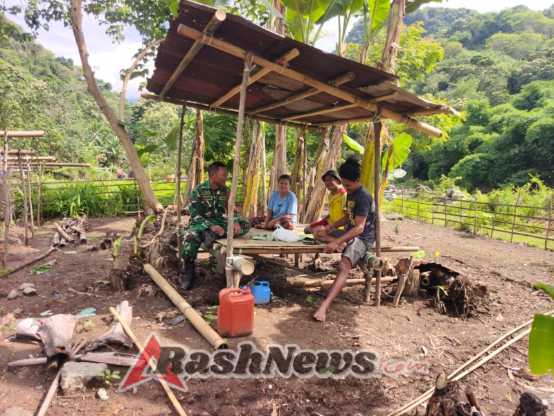 Ciptakan Rasa Aman dan Produktif, Babinsa Ende Pamwil dan Komsos Bersama Warga Dusun Watumere