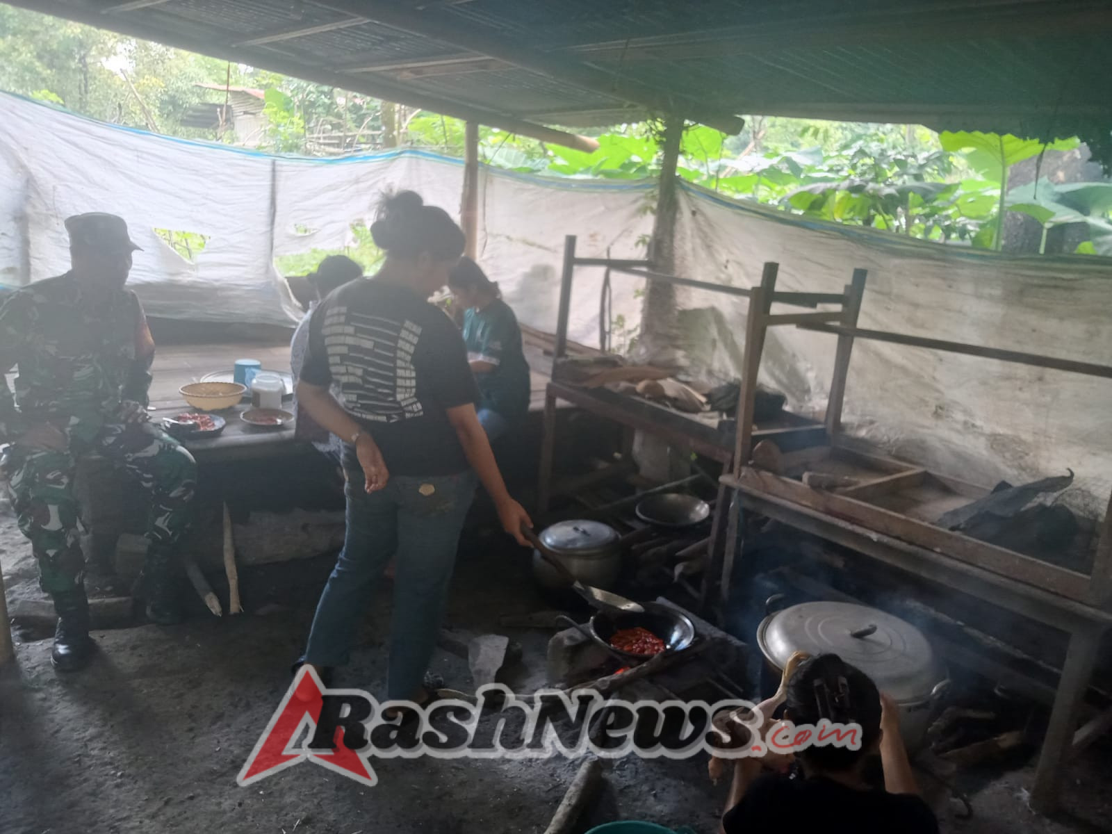 Ciptakan Rasa Aman dan Produktif, Babinsa Maurole Dampingi Warga Desa Wolomuku