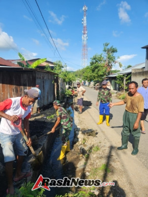 Jumat Bersih di Mata Air, Babinsa Koramil 1612-02/Reok Kompak Bersihkan Got Bareng Warga dan Polsek