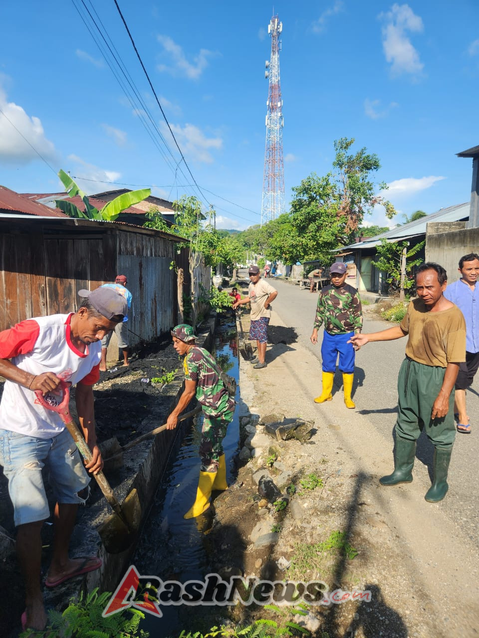 Jumat Bersih di Mata Air, Babinsa Koramil 1612-02/Reok Kompak Bersihkan Got Bareng Warga dan Polsek