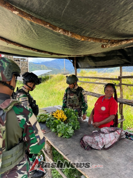 Program Belanja Kasih Satgas Yonif 743/PSY Dukung Ekonomi Mama Papua