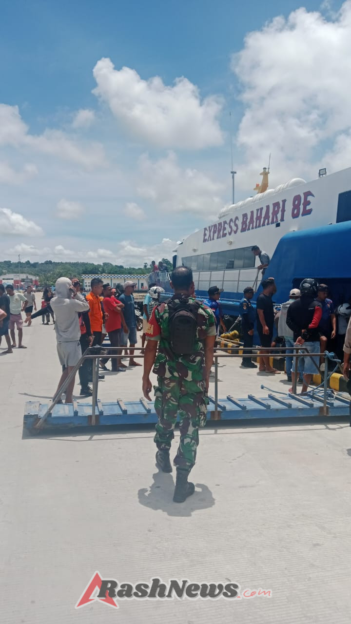 TNI AD Hadir di Pelabuhan Ba’a, Arus Transportasi Laut Terkendali