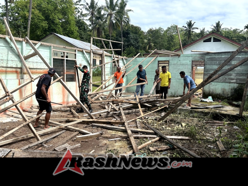 Babinsa Koramil 06/Karera Turun Langsung Bantu Warga Bongkar Kantor Desa Rusak