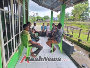 Langkah Nyata Personel Koramil 1618-01/Miotim Menyatu dengan Kehidupan Rakyat Desa