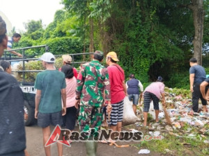 Peduli Lingkungan, Babinsa Paket Agung Bersama Warga Bersihkan Sampah Pasca Musim Hujan