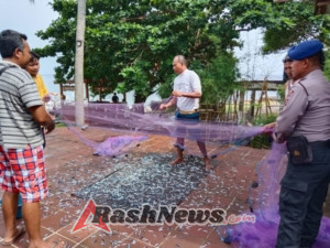 Menunjukkan Kepedulian Satuan Polairud Polres Karangasem, Bantu Nelayan Melepas Ikan dari Jaring