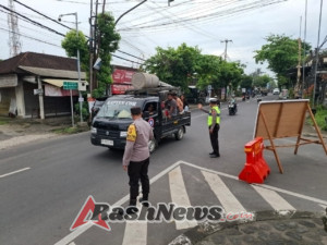 Sabtu Sore Padat Aktivitas, Personel Polsek Abiansemal Jamin Kenyamanan Pengguna Jalan