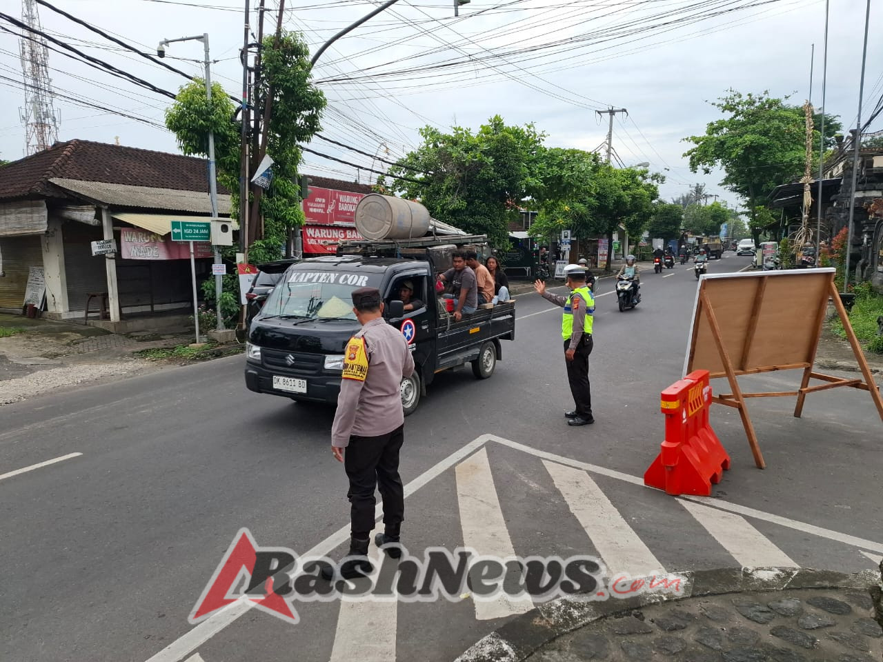 Sabtu Sore Padat Aktivitas, Personel Polsek Abiansemal Jamin Kenyamanan Pengguna Jalan
