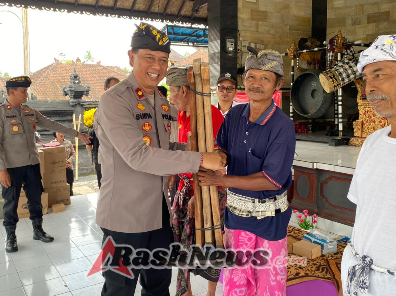 Minggu Kasih Waka Polres Tabanan, Serahkan Sarana Kontak kepada Kelompok Tani dan Ojol
