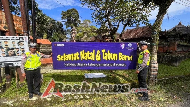 Sat Lantas Polres Badung Pasang Spanduk Keselamatan Berkendara Jelang Libur Nataru