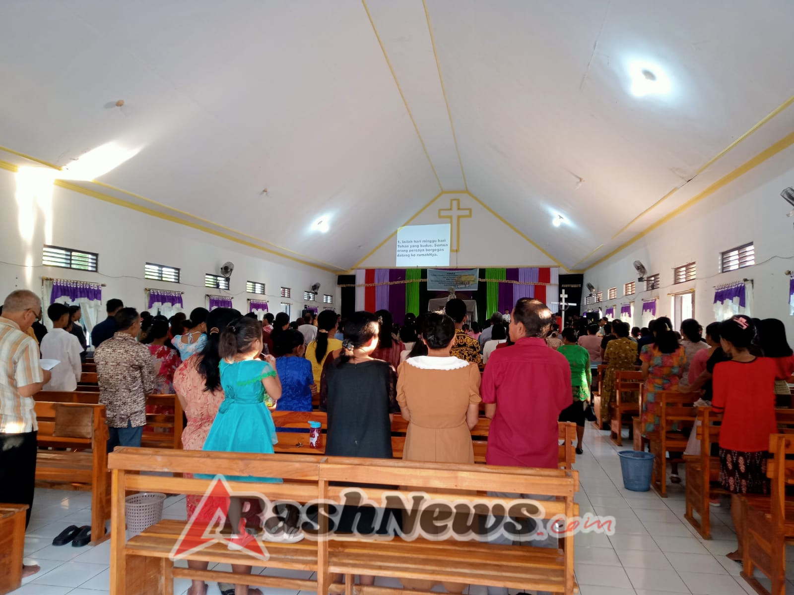 Ibadah Minggu Berlangsung Aman dan Khidmat, Babinsa Koramil Batutua Lakukan Monitoring Wilayah