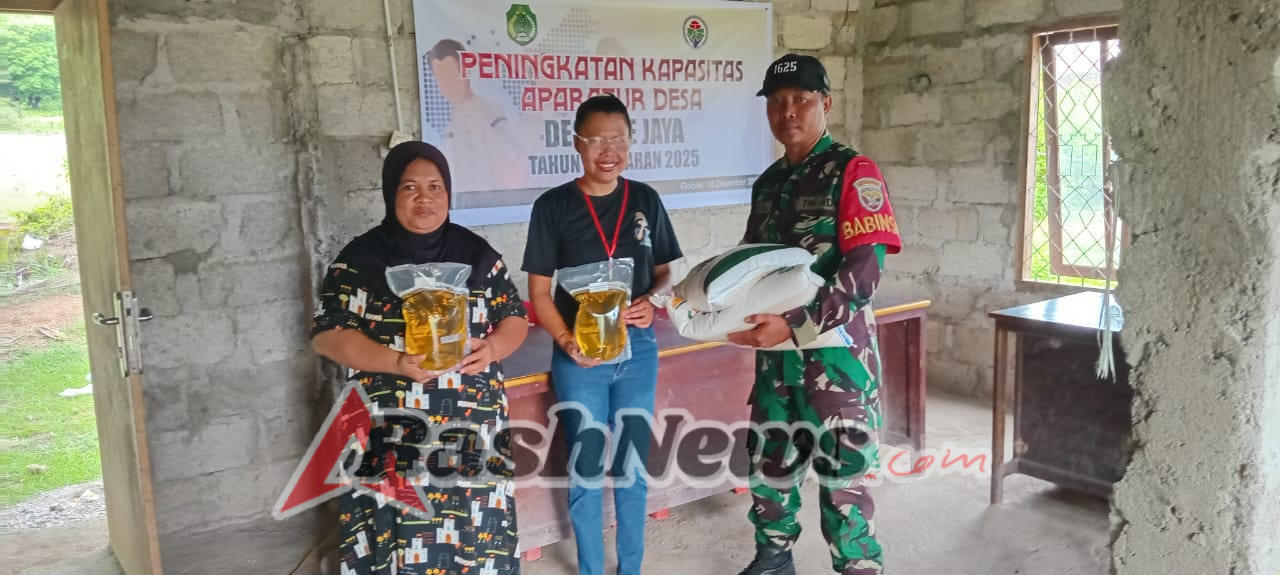 Babinsa Koramil 1625-01/Bajawa Pantau Pembagian Bantuan Beras dan Minyak Goreng di Desa Itejaya