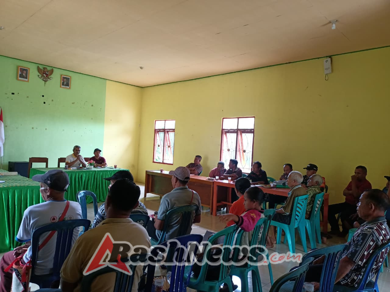 Babinsa Koramil 1625-02/Aimere Hadiri Pembahasan Surat Pemberitahuan Suku Bela Ebu Lodo di Waesae