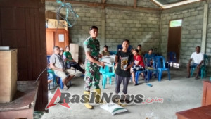 Dukung Program Pemerintah, Babinsa Koramil Bajawa Amankan Pembagian Bansos di Ngada