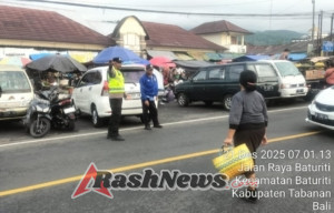 Strong Point Polsek Baturiti Pantau Arus Lalu Lintas di Simpang Pasar dan Depan Pasar Baturiti