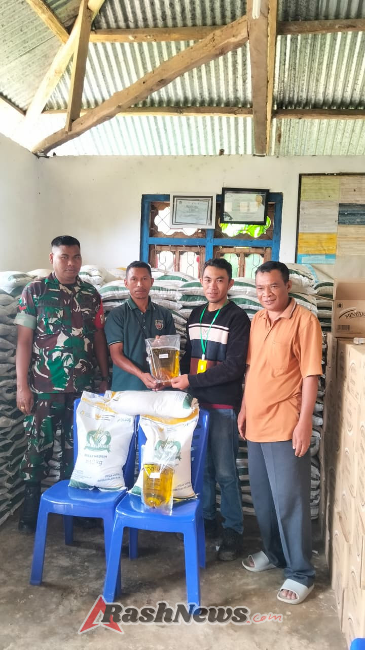 Babinsa Koramil 1612-03/Borong Dampingi Pembagian Bantuan Pangan di Desa Lenang