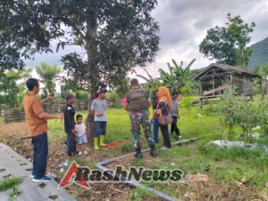 Warga Madaprama Antusias Saat Babinsa Pantau Penanaman Hortikultura