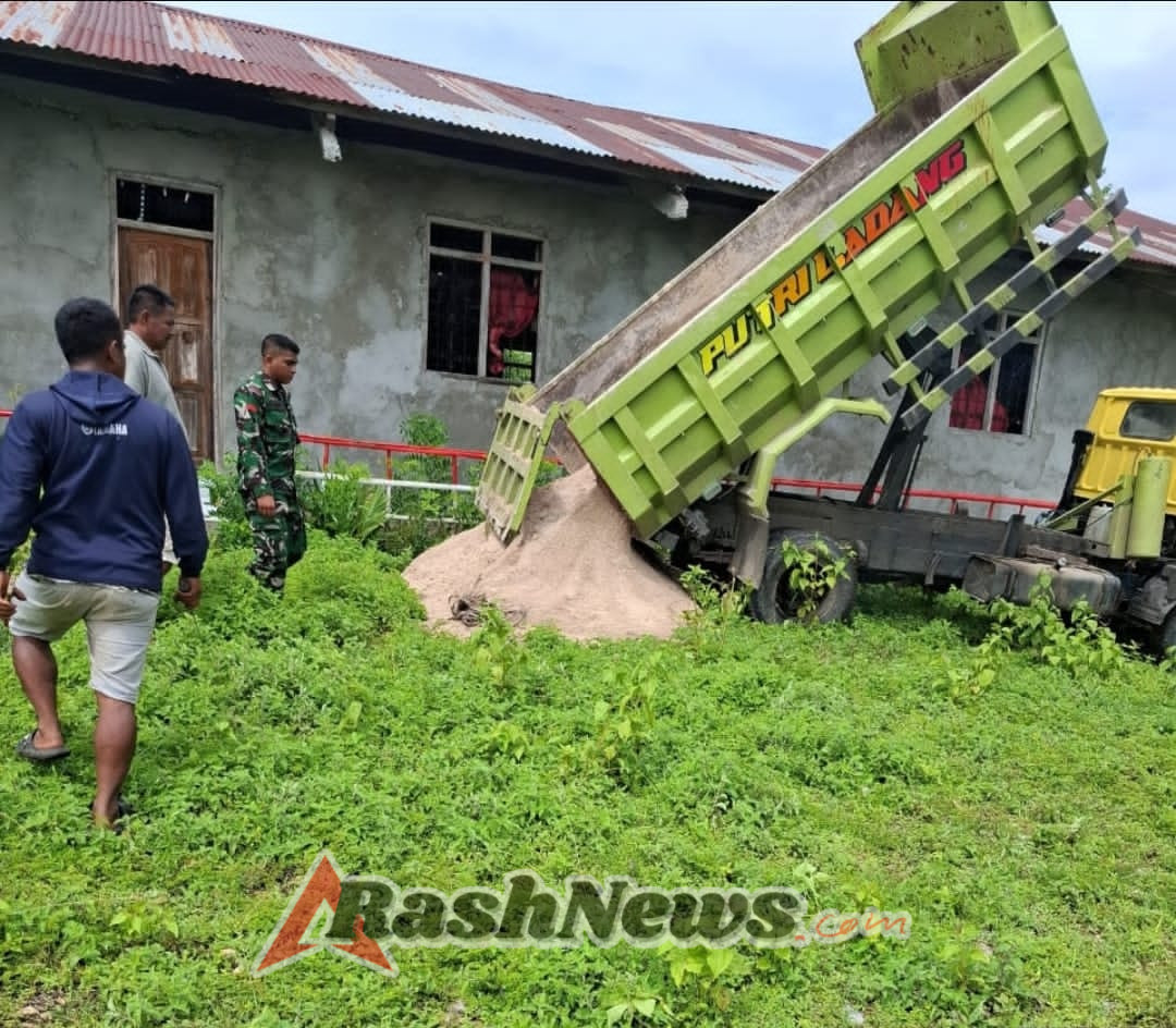 Kebersamaan TNI dan Rakyat, Babinsa Waingapu Bantu Warga Bangun Rumah