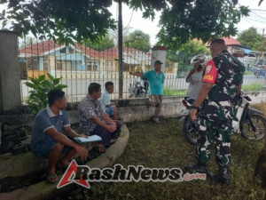 Babinsa Ende Utara Dorong Gotong Royong dan Kedisiplinan Masyarakat Lewat Komsos