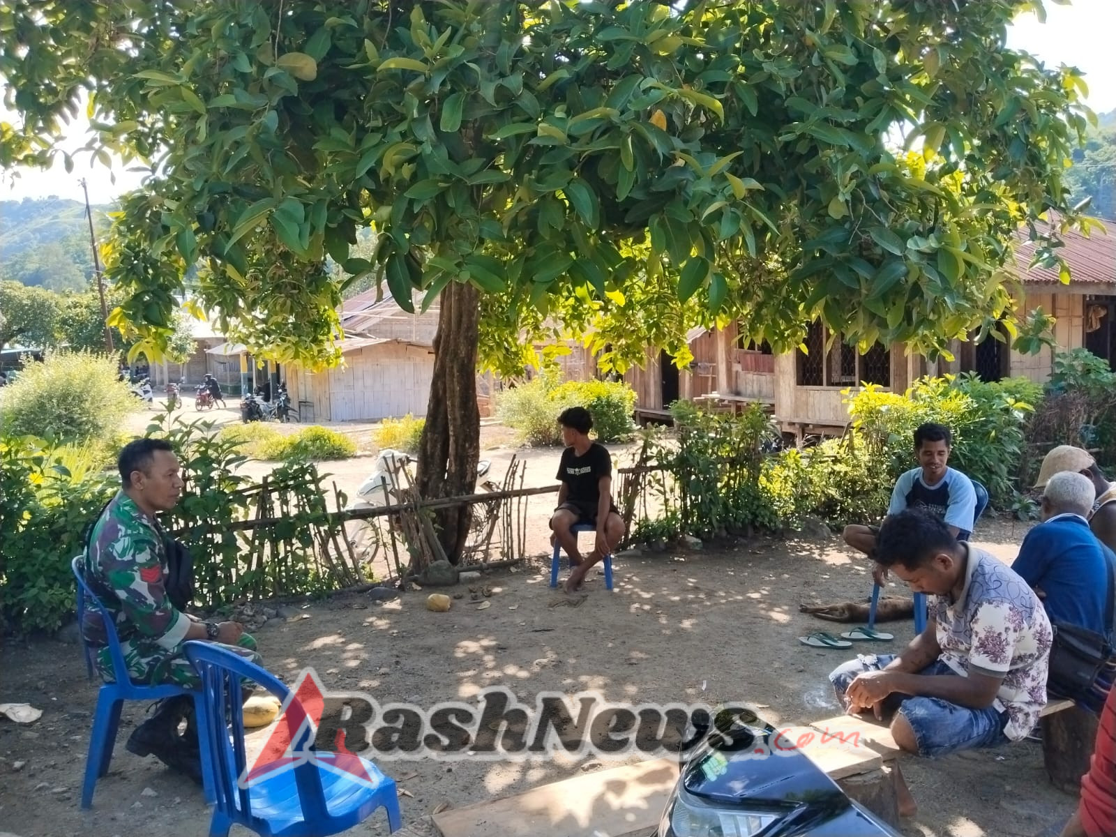 Masyarakat Antusias, Babinsa Maurole Aktif Laksanakan Pamwil dan Komsos