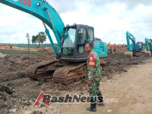 Babinsa Kodim 1627/RN Laksanakan Monitoring dan Pengamanan Sentra Industri Garam Nasional di Rote Timur