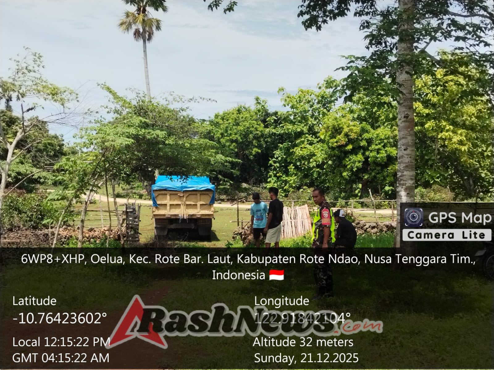 Transparan dan Tertib, Babinsa Batutua Dampingi Penerimaan Semen KDKMP Desa Oelua