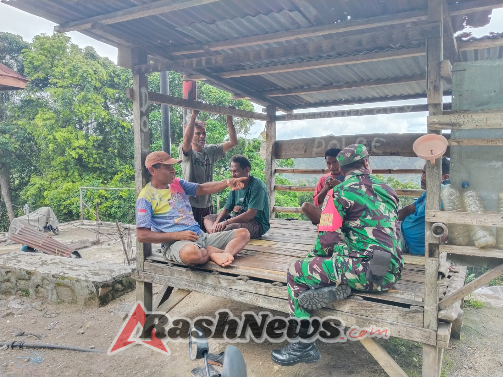 TNI AD Perkuat Keamanan dan Simpati Masyarakat melalui Komsos di Desa Aebara