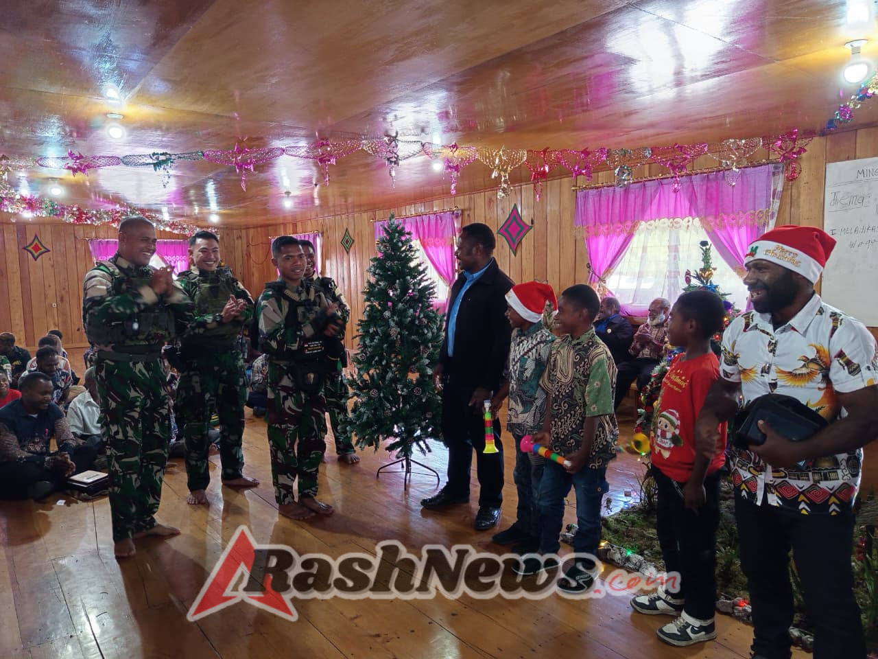Berbagi Kasih Natal Satgas Yonif 743/PSY Bersama  Masyarakat Sambut Natal di Kampung Wuyuneri