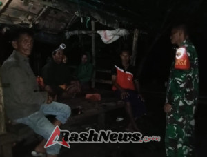 Babinsa Wawo Ajak Warga Jauhi Narkoba dan Jaga Toleransi Lewat Patroli Malam