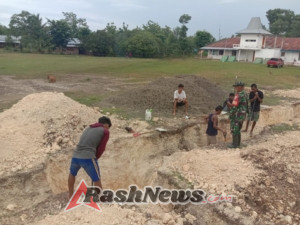 Kemanunggalan TNI dan Rakyat, Babinsa Walakaka Dampingi Pembangunan Koperasi Desa