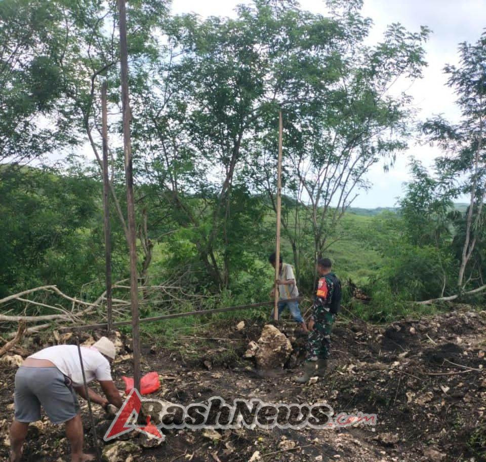 Dukung Perekonomian Desa, Babinsa Kodim 1601/Sumba Timur Dampingi Pembangunan Koperasi