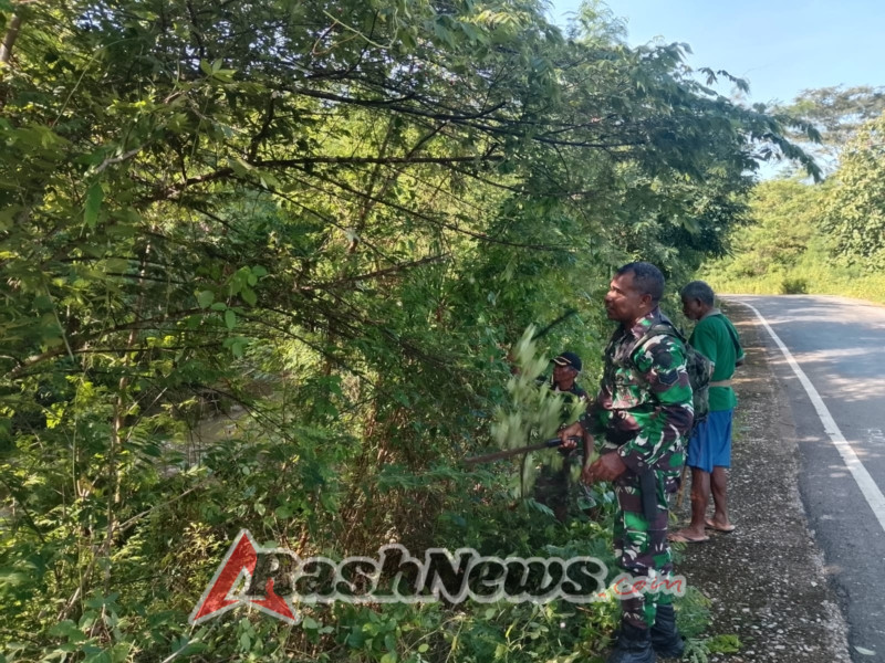 Wujudkan Lingkungan Bersih Babinsa Gotong Royong Bersama Masyarakat Bersihkan Bahu Jalan